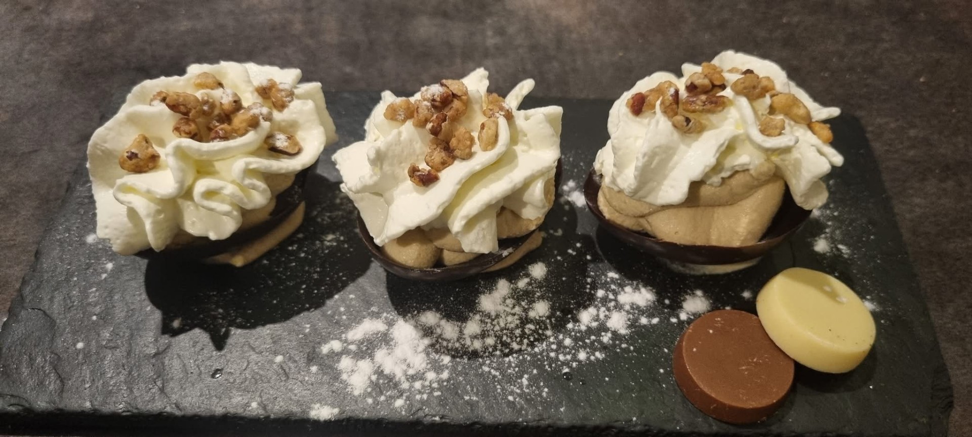 Crémeux café en coque chocolat, chantilly et noisettes caramélisées